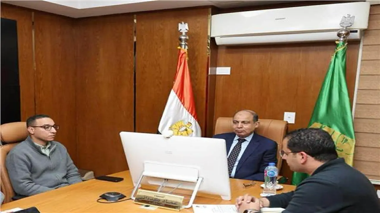 محافظ المنيا يتابع آليات تنفيذ قرار غلق المحال العامة في اجتماع موسع